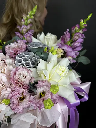 На фото №3 Авторская композиция с гортензией и розами