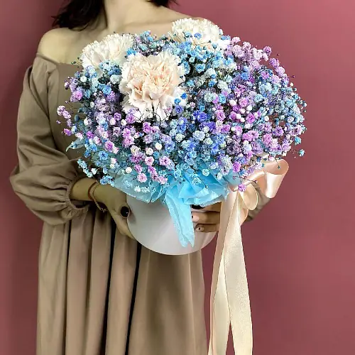 На фото №2 Композиция живых цветов с гвоздикой и гипсофилой