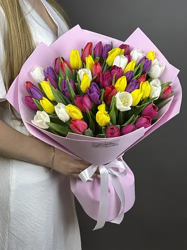 На фото №4 Букет из 51 разноцветного тюльпана 