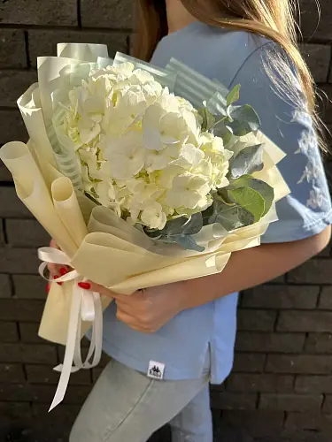 На фото №3 Белая гортензия с эвкалиптом