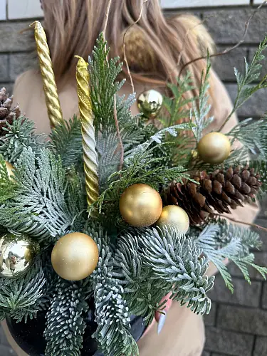 На фото №2 Новогодняя композиция из хвои