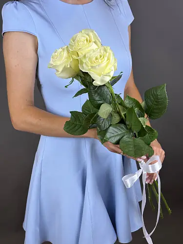 На фото №4 3 Белых розы