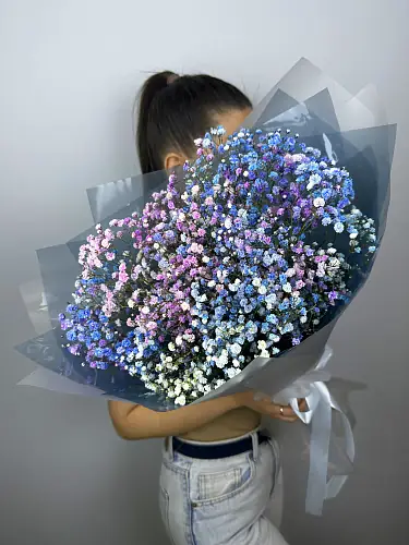 На фото №3 Букет живых цветов из радужной гипсофилы