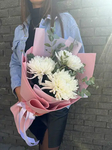 На фото №6 Букет живых цветов из одноголовой белой хризантемы в дизайнерской упаковке