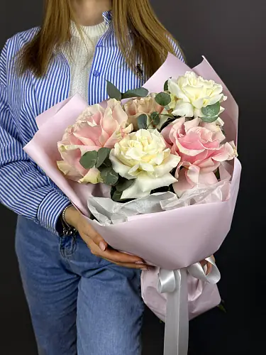 На фото №2 Нежный букет из роз и эвкалипта 