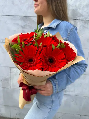 На фото №2 7 Красных гербер с зеленью 