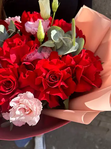 На фото №3 Букет живых цветов с эустомой и красными розами в дизайнерской упаковке