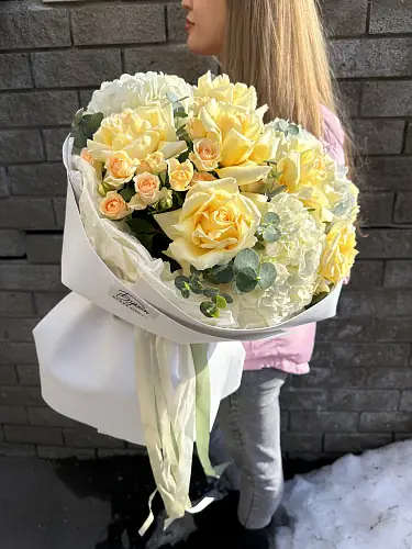 На фото №3 Букет с розами и гортензиями