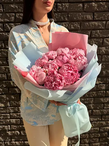 На фото №4 Букет из 11 ароматных пионов 