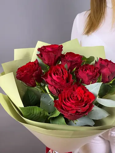 На фото №3 Букет живых цветов из красных роз