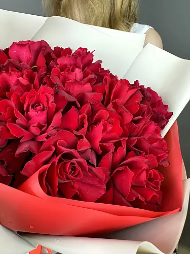 На фото №4 Букет из 15 красных роз в упаковке