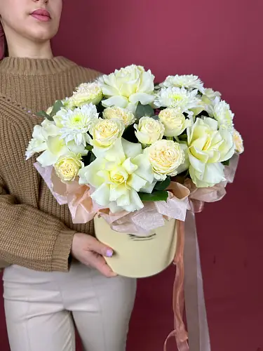 На фото №6 Композиция живых цветов с розами и хризантемой