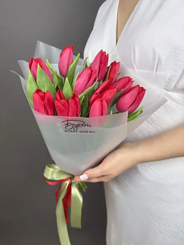 На фото №3 Букет из 11 рубиновых тюльпанов