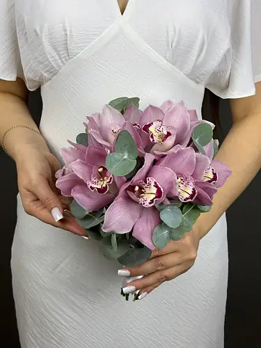 На фото №2 Свадебная композиция из розовых орхидей