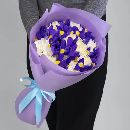 Букет с белыми гвоздиками и ирисами 