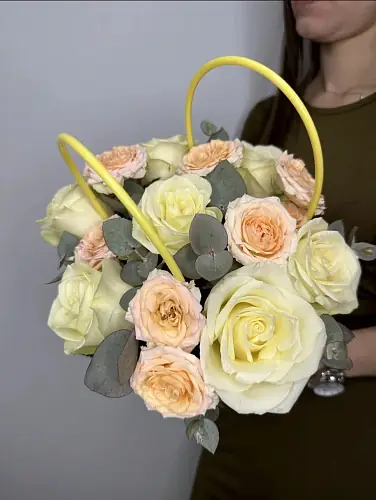 На фото №3 Букет живых цветов с белоснежными розами