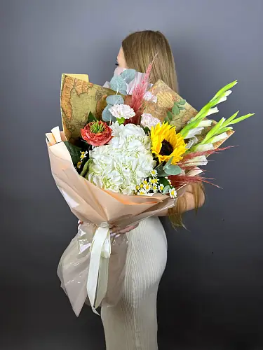 На фото №5 Белая Гортензия и Подсолнух