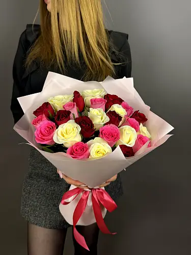 На фото №4 Нежный букет живых цветов из 25 разноцветных роз в дизайнерской упаковке