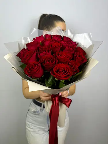 На фото №4 21 Красная роза в дизайнерской упаковке