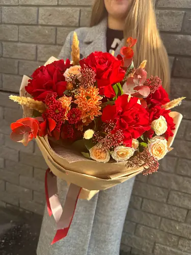 На фото №4 Букет кустовых хризантем с розами