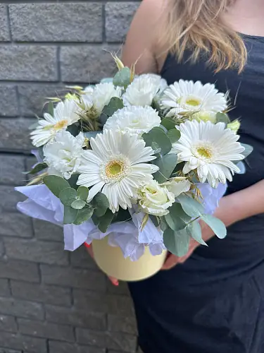 На фото №3 Шляпная коробка с эустомой и герберой 