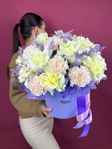 На фото №3 Композиция живых цветов с розами и гвоздикой