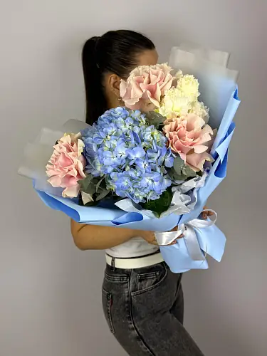На фото №2 Авторский букет живых цветов с голубой гортензией и розами в упаковке