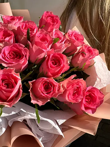 На фото №2 15 Розовых роз в дизайнерской упаковке
