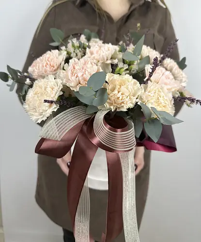 Букет живых цветов с диантусами в коробке