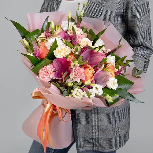 Композиция с каллами и диантусами