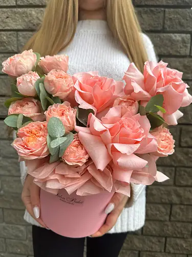 На фото №2 Шляпная коробка с розовыми розами 