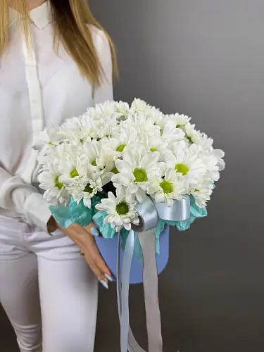 На фото №2 Шляпная коробка с хризантемой Баккарди