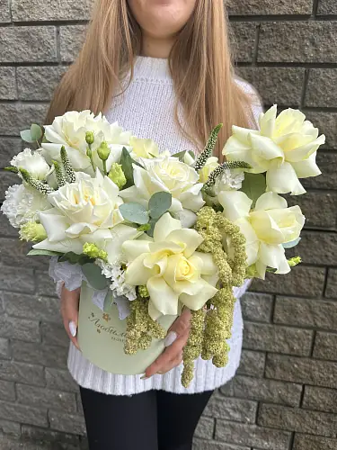 На фото №2 Композиция с белыми розами и эустомой