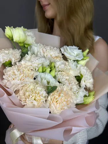 На фото №3 Букет нежных живых цветов из эустомы и гвоздики в дизайнерской упаковке