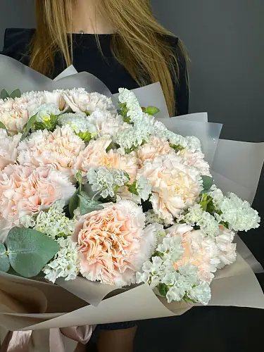 На фото №5 Букет нежных цветов из диантусов и статицы