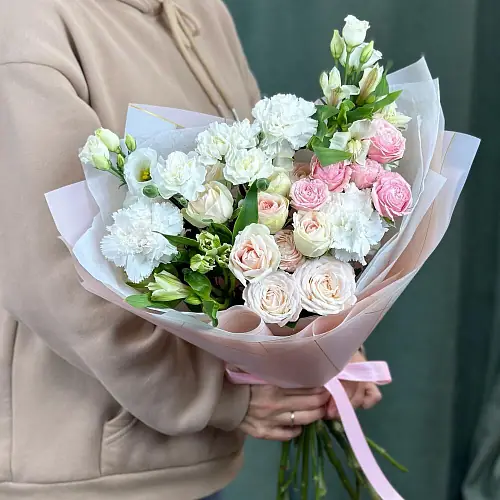 На фото №2 Композиция с розой, гвоздикой и альстромерией