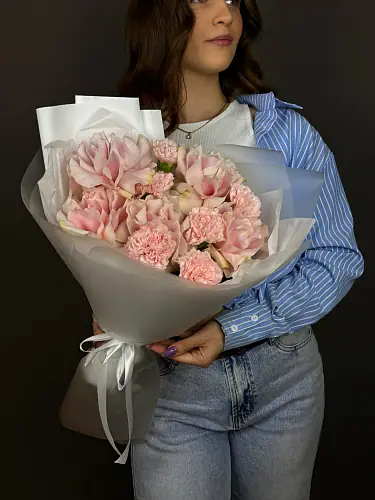 На фото №6 Букет живых цветов с диантусами и розой