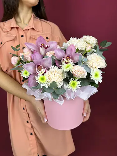 На фото №5 Композиция живых цветов с орхидеями и розами