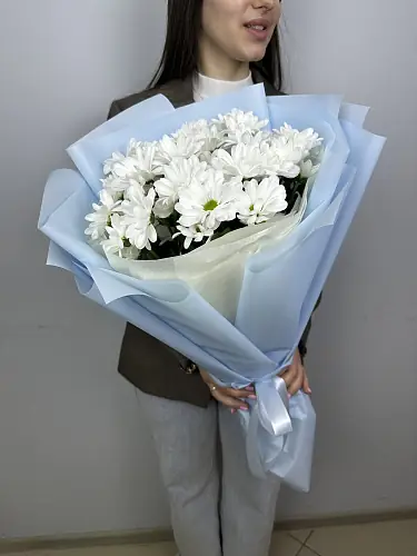 На фото №4 Букет нежных цветов из 5 кустовых хризантем в дизайнерской упаковке