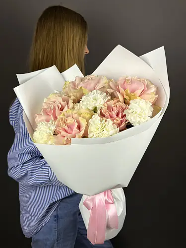 На фото №6 Букет из белых диантусов и розовых роз