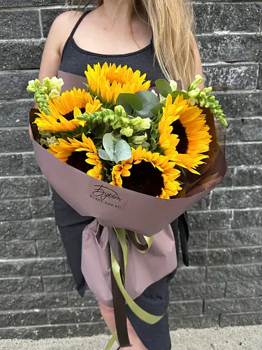 На фото №2 5 подсолнухов и зелень