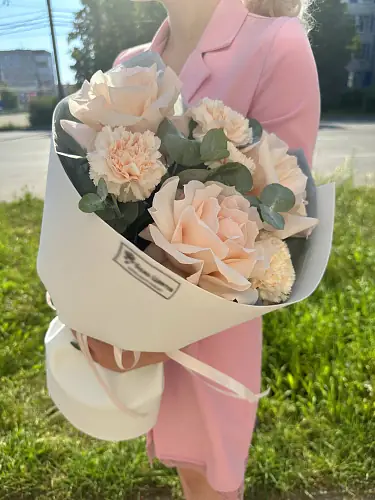 На фото №2 Букет с диантусоми и розами