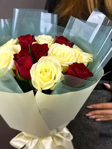 На фото №3 Нежный букет живых цветов из 11 красных и белых роз в дизайнерской упаковке