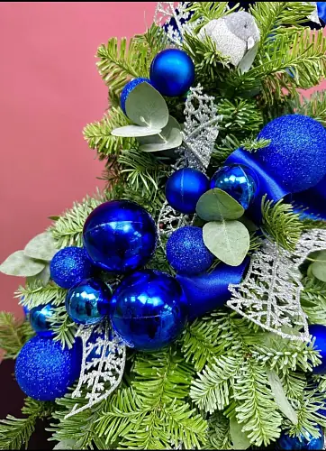 На фото №3 Декоративная елка с синими шарами