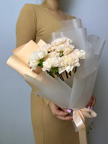 На фото №3 Букет живых цветов из 9 диантусов оформленный в дизайнерскую упаковку