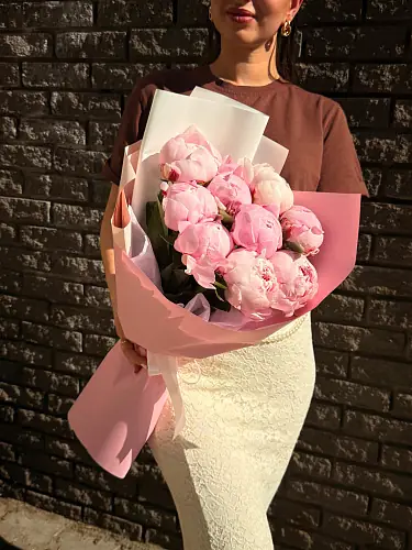 На фото №5 Букет из 9 пионов