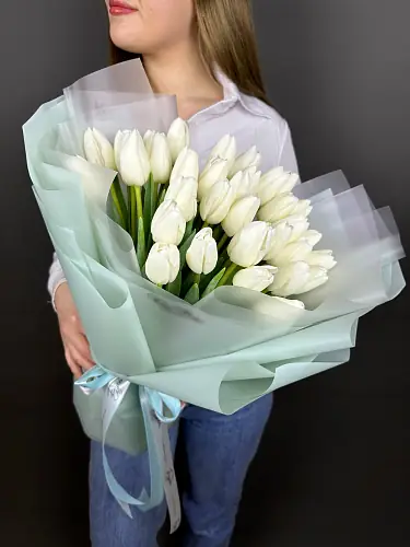 На фото №5 Букет живых цветов из 31 Белого тюльпана в дизайнерской упаковке