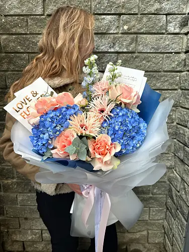 На фото №4 Гортензии и герберы