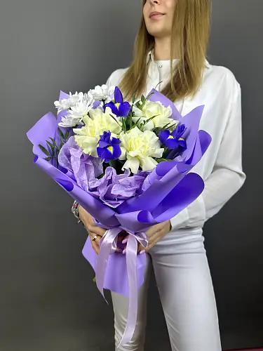 На фото №6 Букет с ирисами и розой