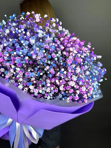 На фото №3 Букет из гипсофилы в сиреневой упаковке